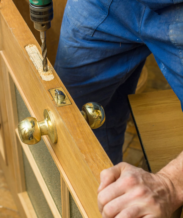 Taller de carpintería especializado en puertas de entrada en Barcelona